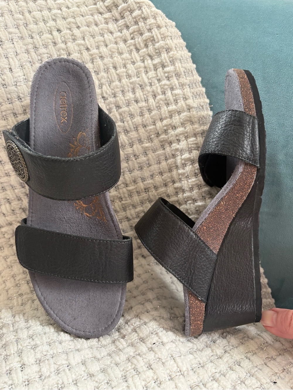 Aetrex Marilyn Black Leather Wedge Sandals Floral Medallion